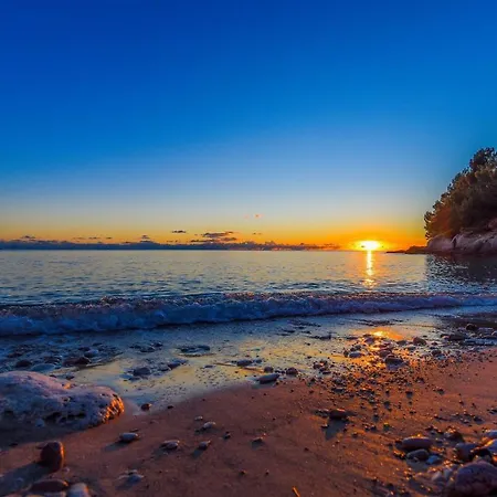 New Large App Near Sea, Cozy 3 Bedrooms And 2 Bathrooms Pula