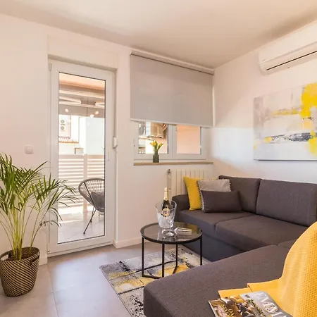 New Large App Near Sea, Cozy 3 Bedrooms And 2 Bathrooms Pula