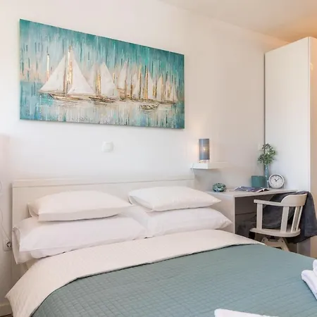 New Large App Near Sea, Cozy 3 Bedrooms And 2 Bathrooms Apartment Pula