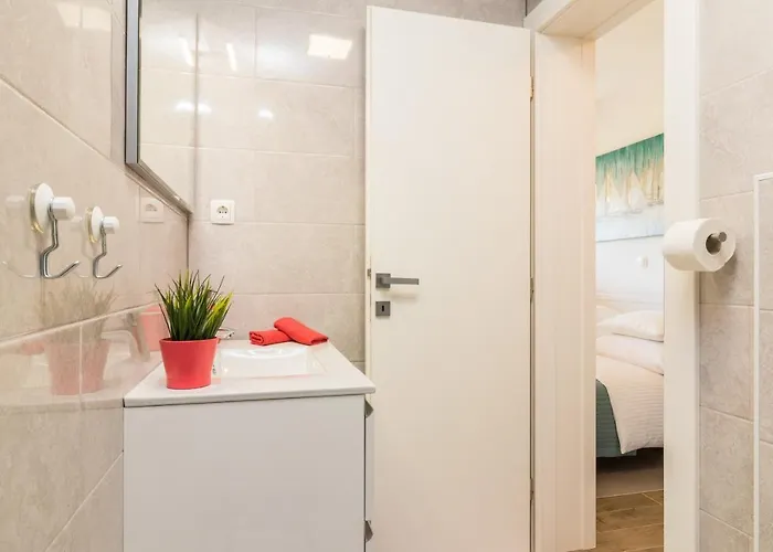 New Large App Near Sea, Cozy 3 Bedrooms And 2 Bathrooms Appartement Pula