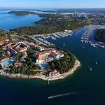 New Large App Near Sea, Cozy 3 Bedrooms And 2 Bathrooms Apartment Pula