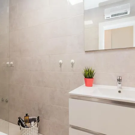 New Large App Near Sea, Cozy 3 Bedrooms And 2 Bathrooms Апартаменти *