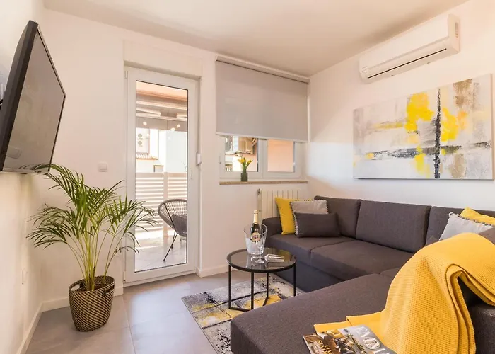 New Large App Near Sea, Cozy 3 Bedrooms&2 Bathrooms Pula