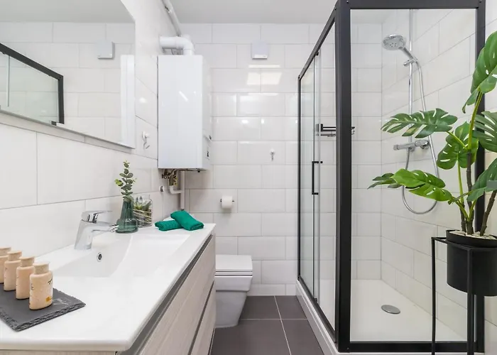 New Large App Near Sea, Cozy 3 Bedrooms And 2 Bathrooms