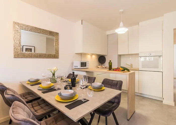 New Large App Near Sea, Cozy 3 Bedrooms And 2 Bathrooms Apartment Pula
