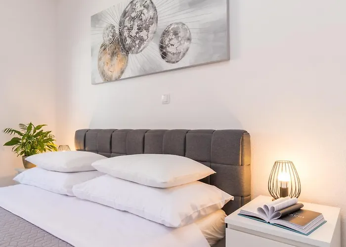 New Large App Near Sea, Cozy 3 Bedrooms And 2 Bathrooms Pula