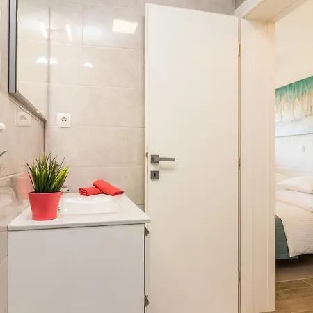 New Large App Near Sea, Cozy 3 Bedrooms And 2 Bathrooms Lägenhet Pula