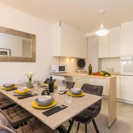 New Large App Near Sea, Cozy 3 Bedrooms And 2 Bathrooms Lägenhet Pula