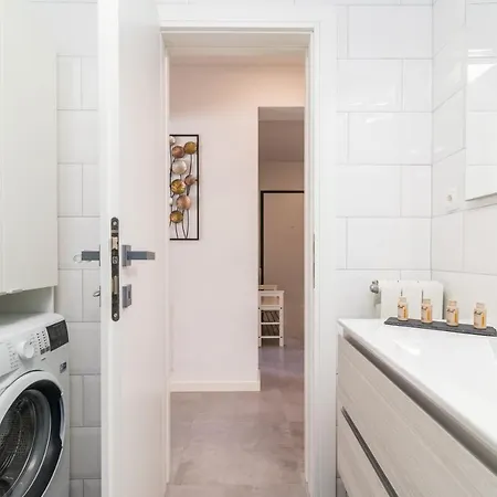 New Large App Near Sea, Cozy 3 Bedrooms And 2 Bathrooms Lägenhet Pula
